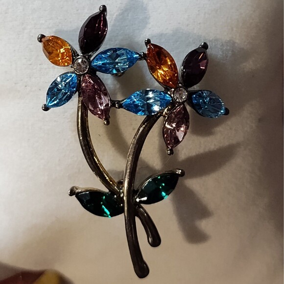 Vintage Monet Signed Floral Brooch Pin Silvertone Vibrant Beautiful Rhinestones - Picture 4 of 9